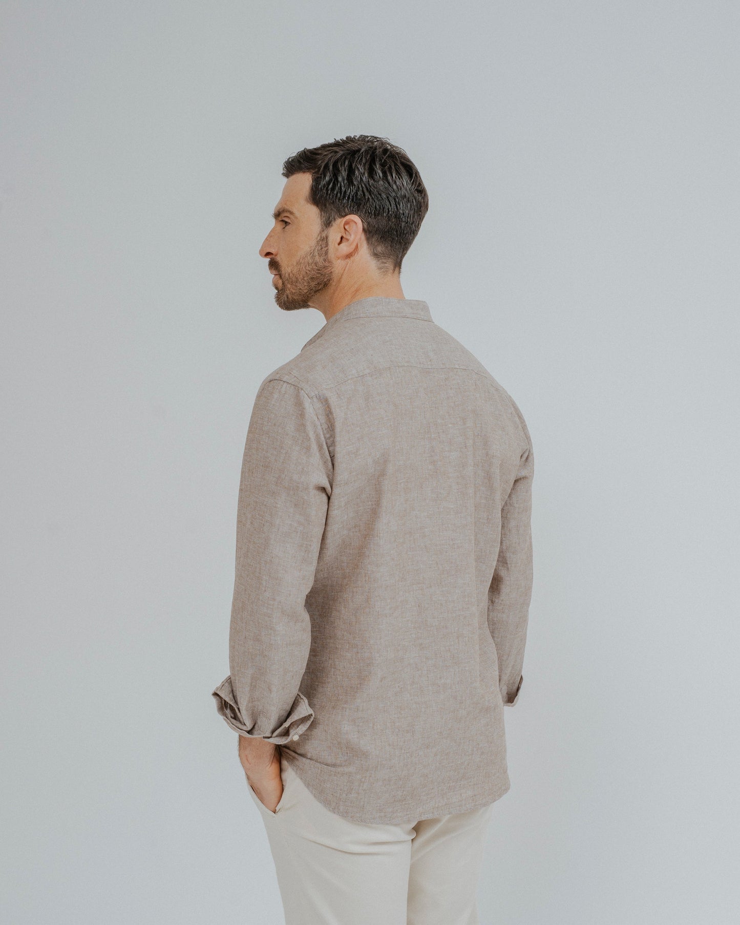 CAMISA LINO MARRÓN CUELLO MAO
