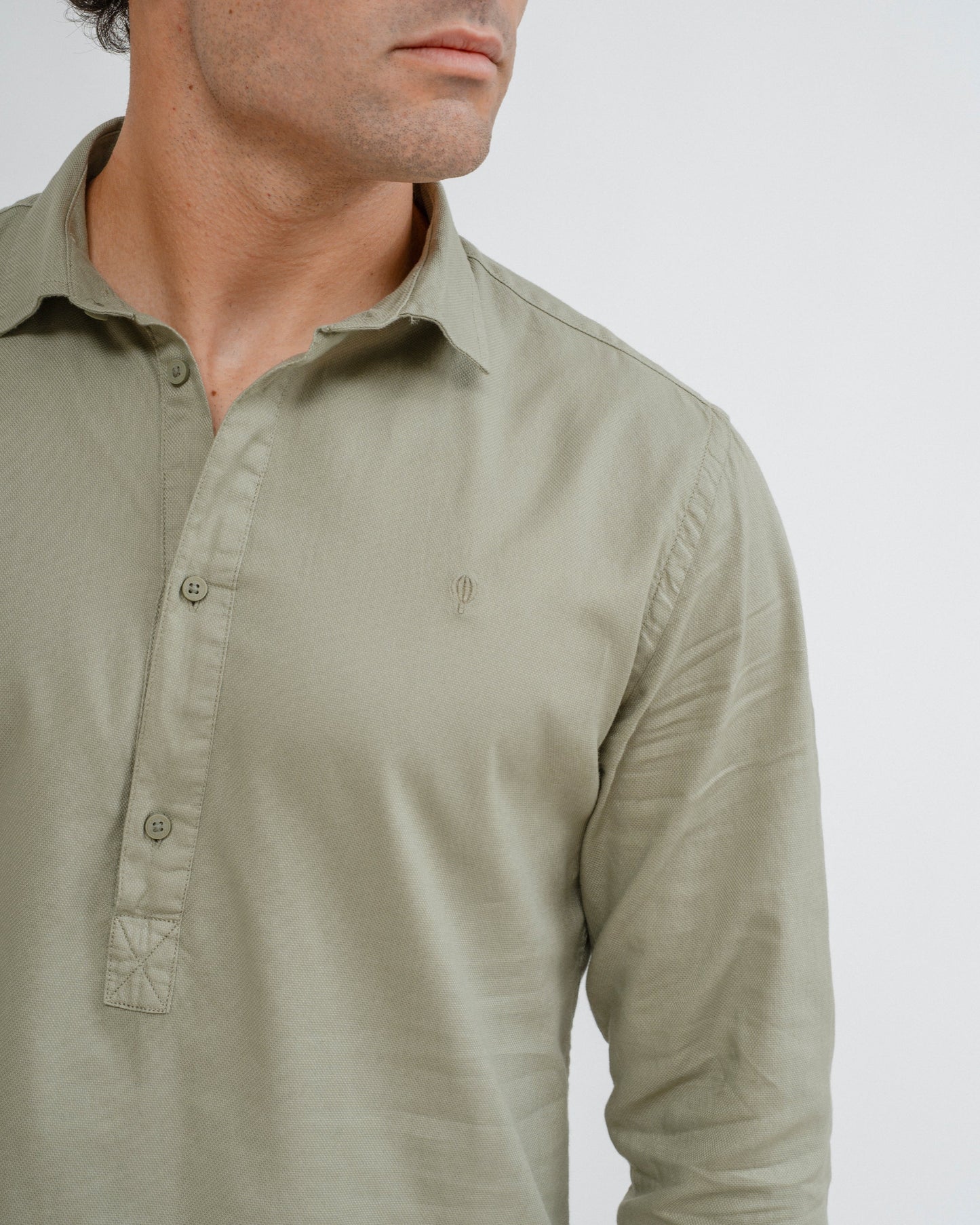 CAMISA POLERA TINTE FALSO VERDE