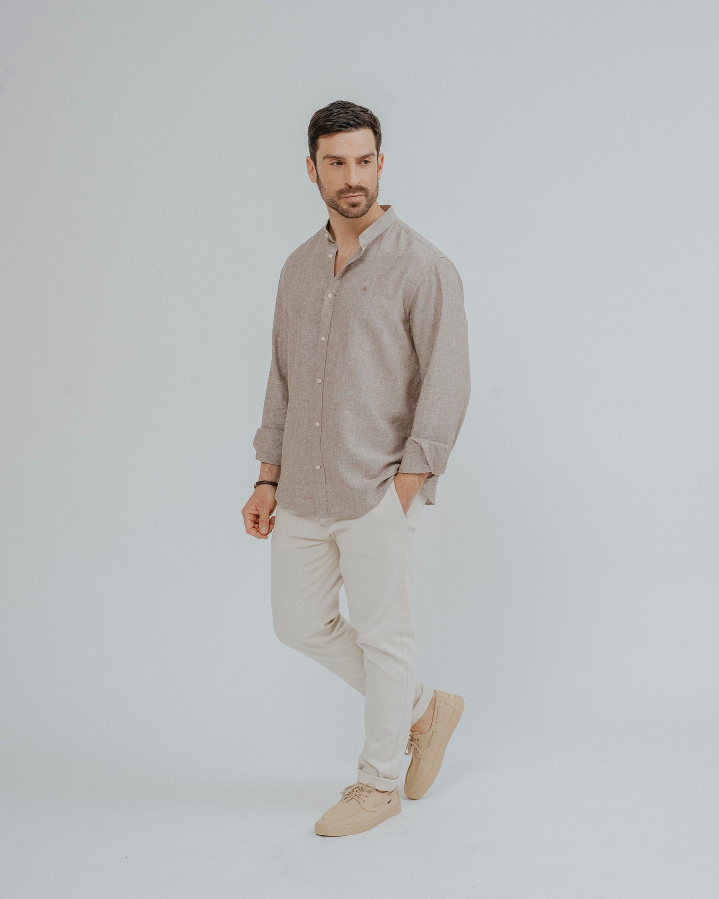 CAMISA LINO MARRÓN CUELLO MAO