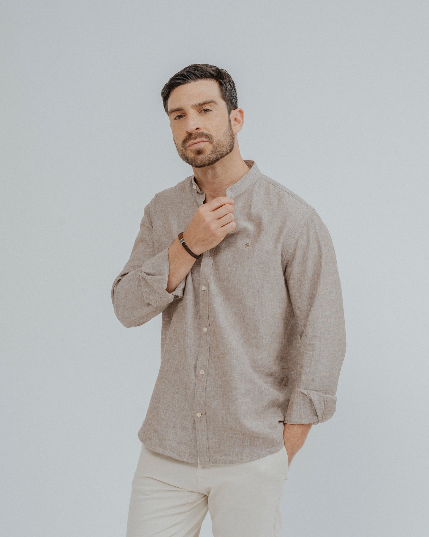 CAMISA LINO MARRÓN CUELLO MAO