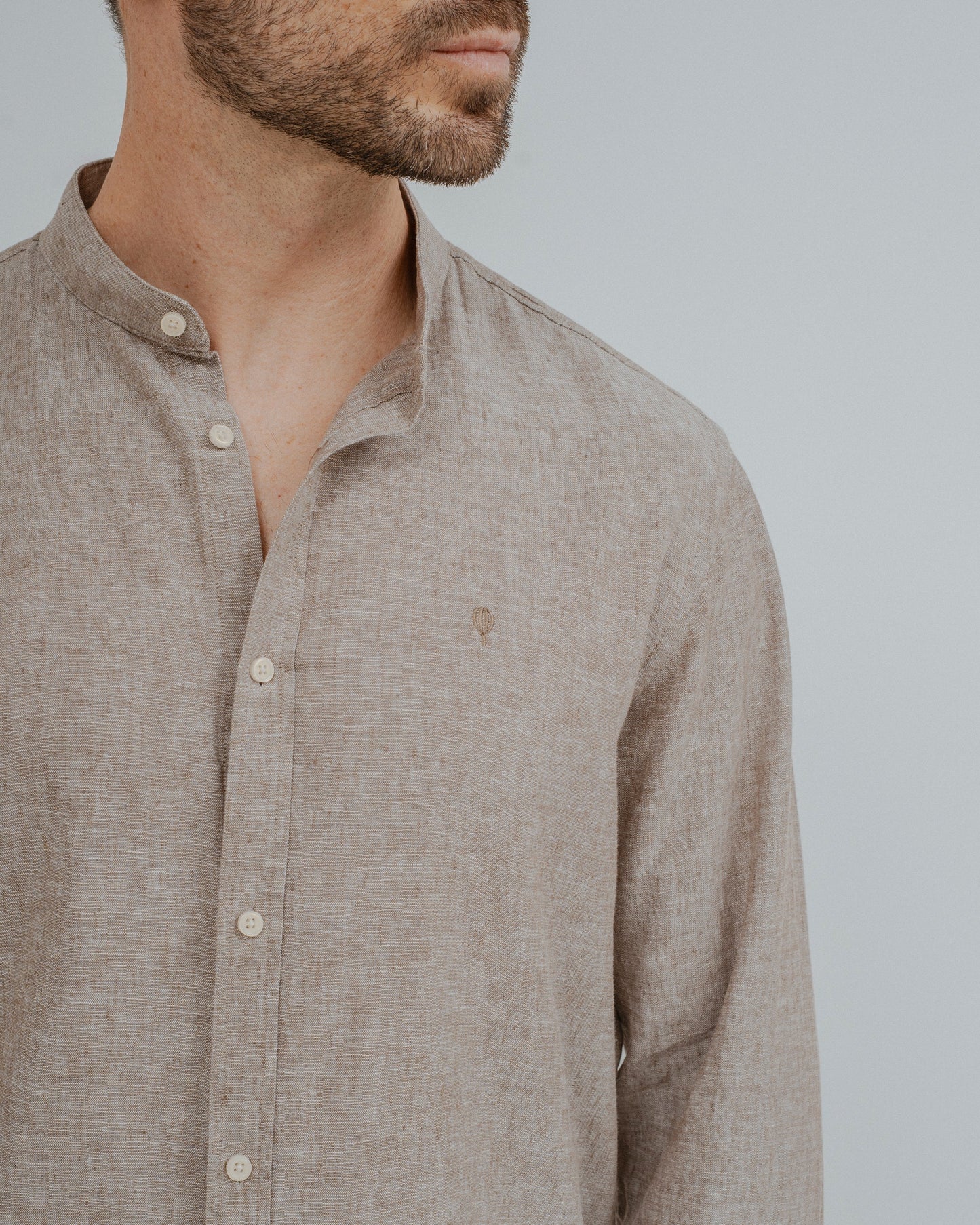 CAMISA LINO MARRÓN CUELLO MAO