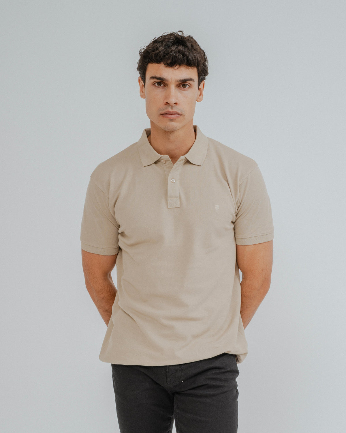 POLO BÁSICO REGULAR FIT BEIGE
