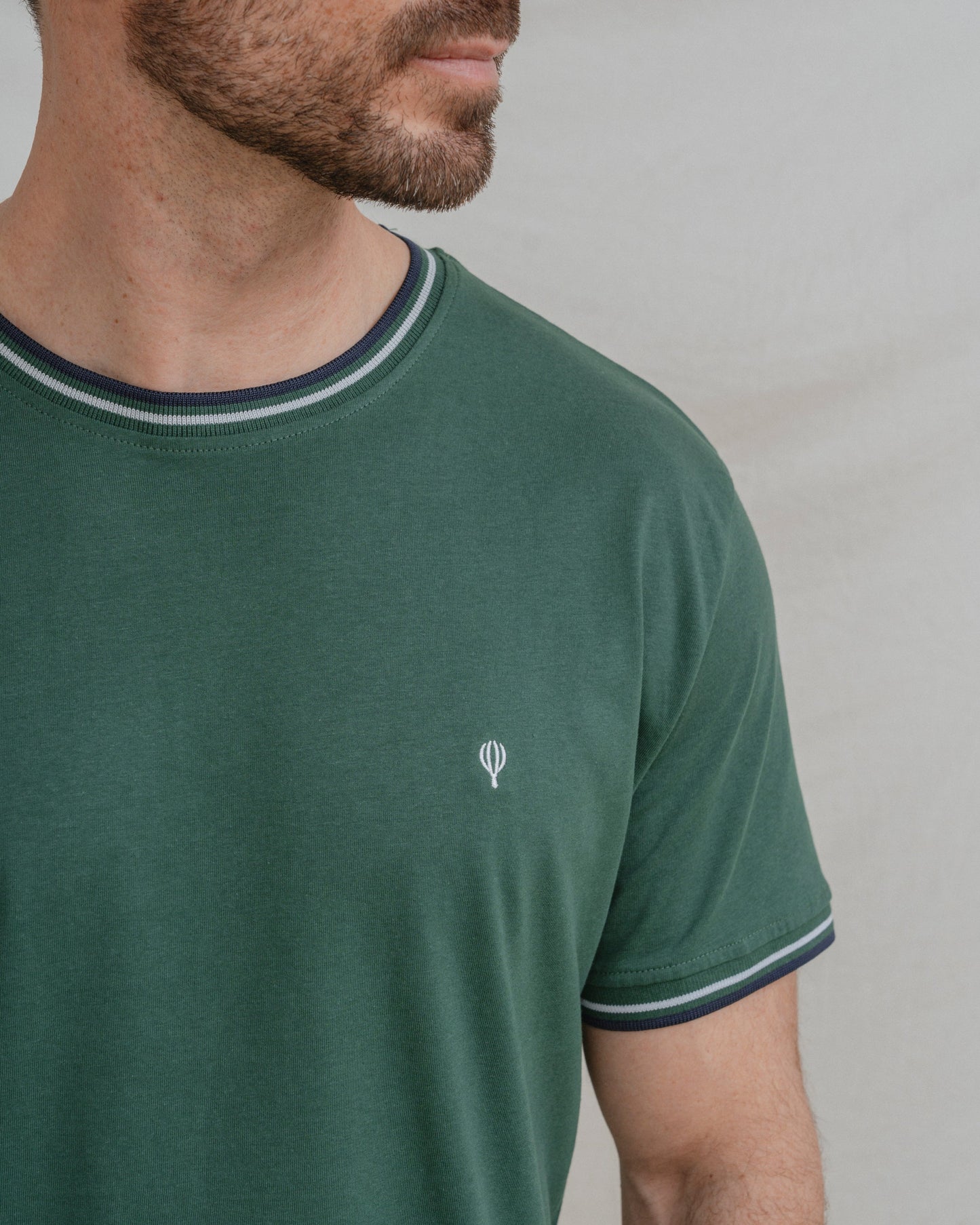 CAMISETA VERDE BÁSICA RIBETE