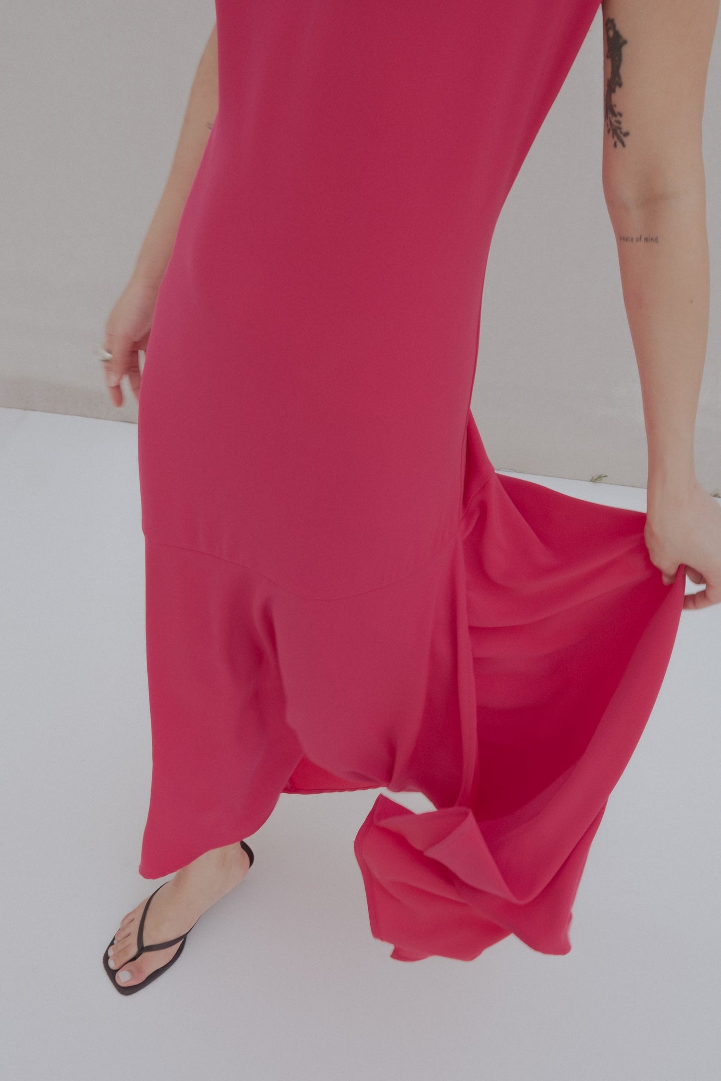 VESTIDO MIDI ASIMÉTRICO