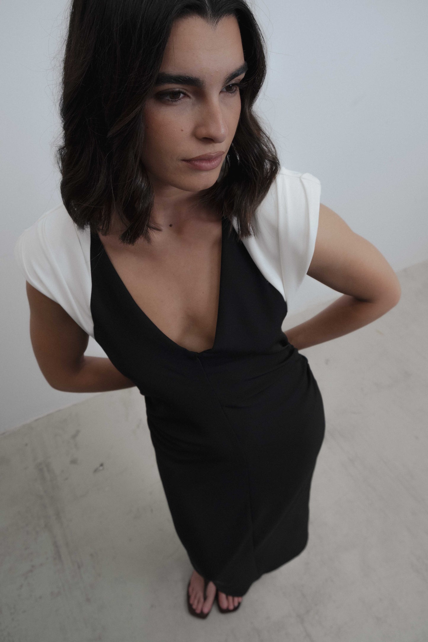 VESTIDO MIDI COMBINADO HOMBRERAS