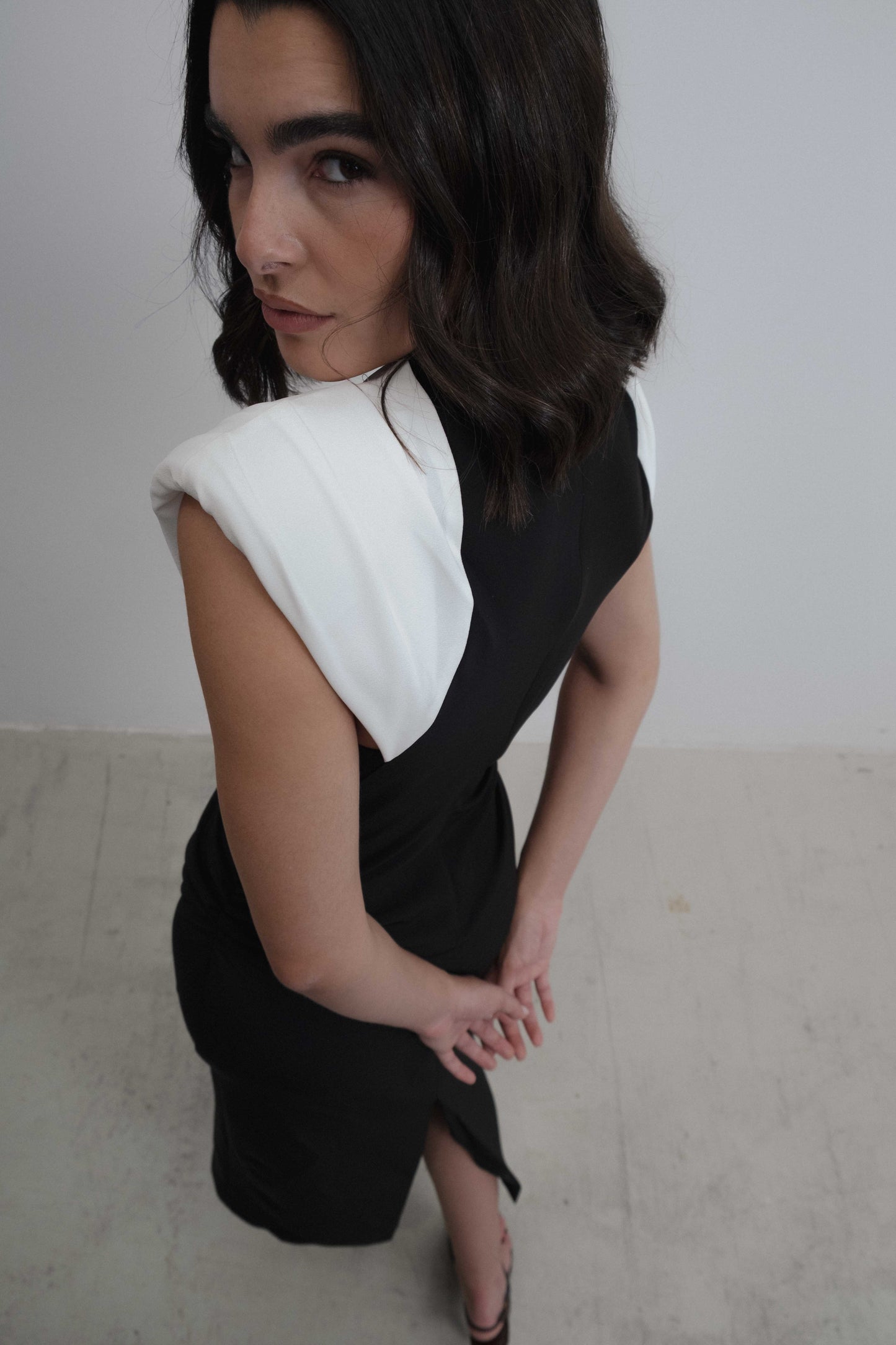 VESTIDO MIDI COMBINADO HOMBRERAS