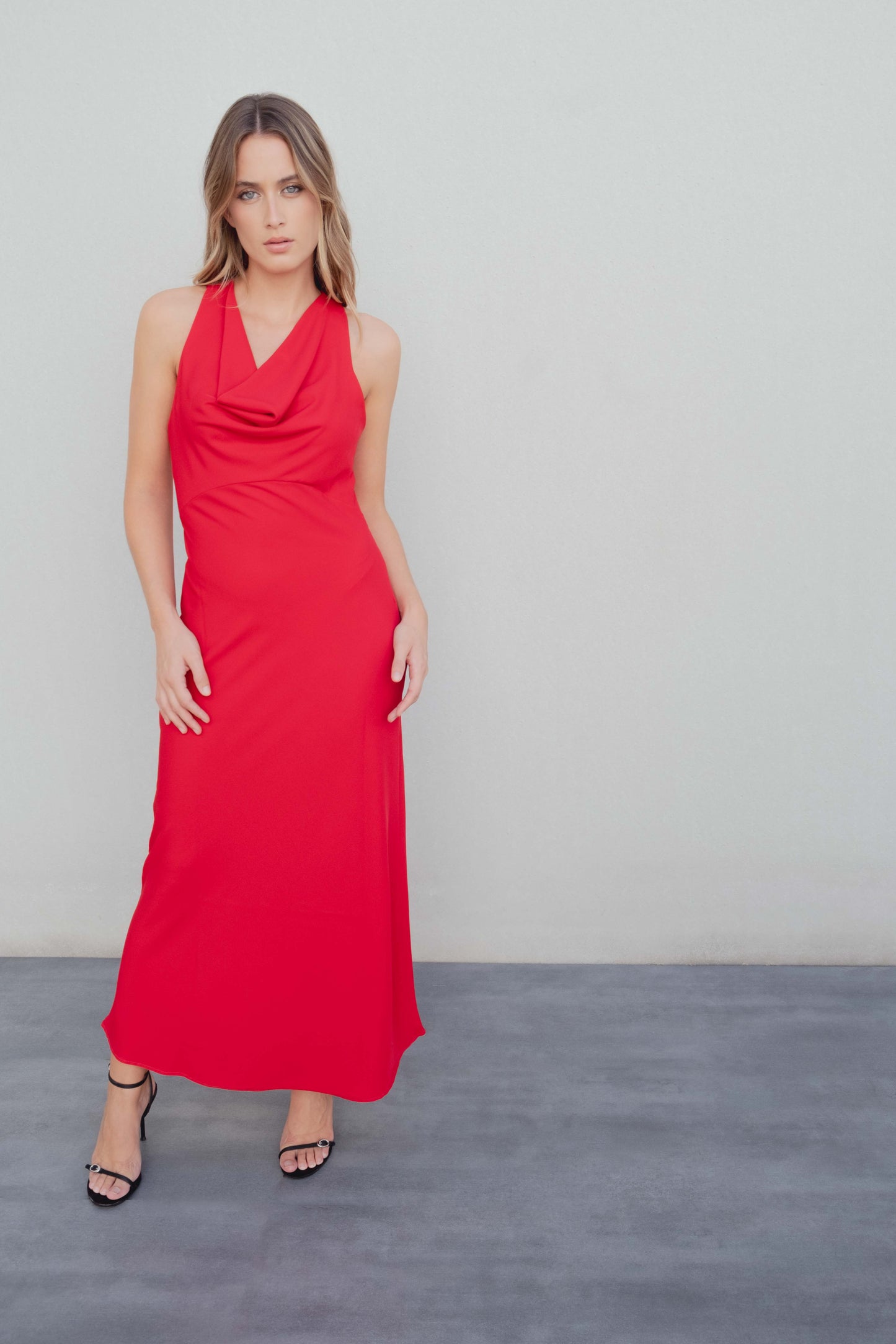 VESTIDO ROJO CON APLIQUE EN ESPALDA