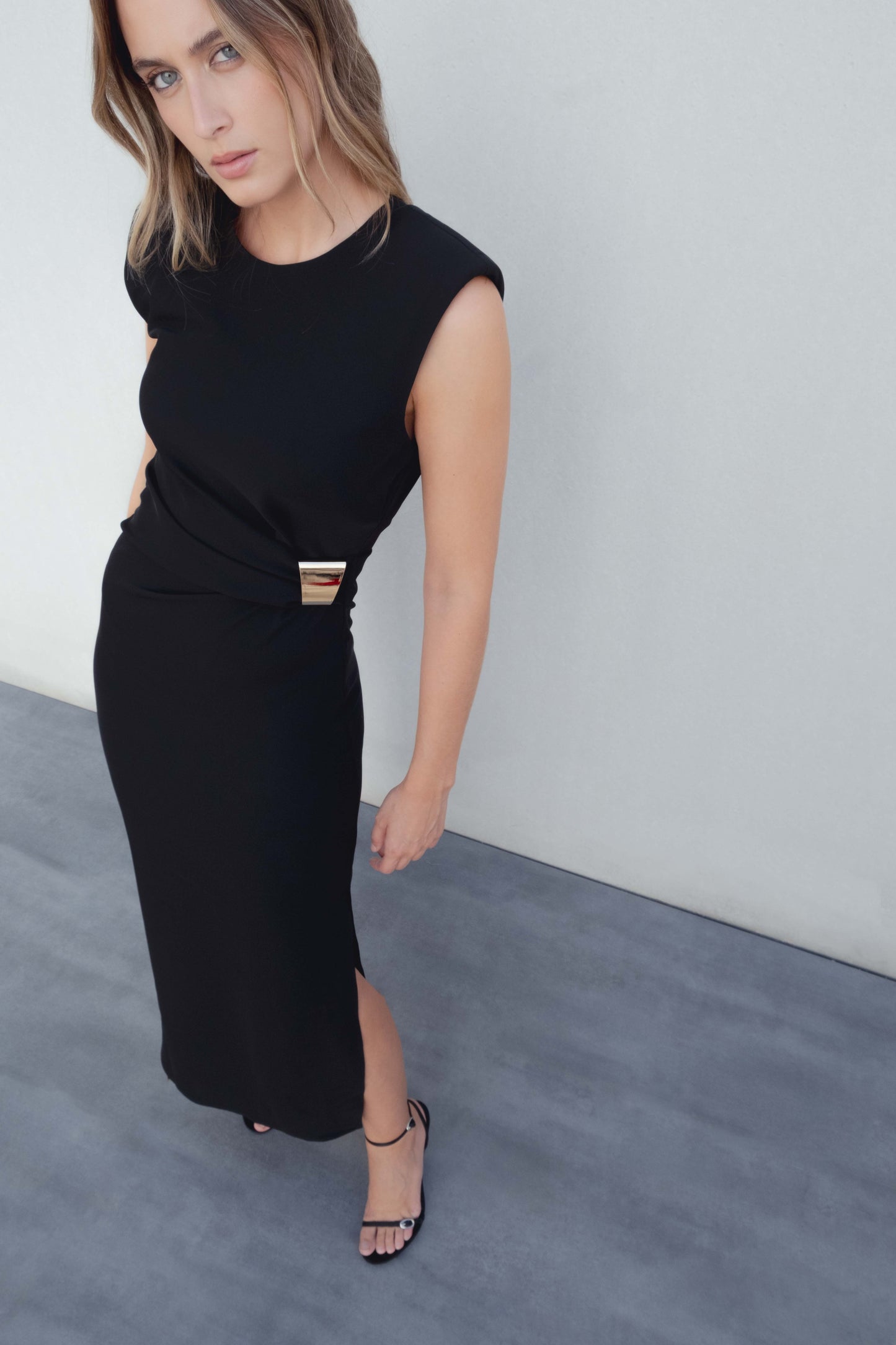 VESTIDO MIDI APLIQUE DORADO