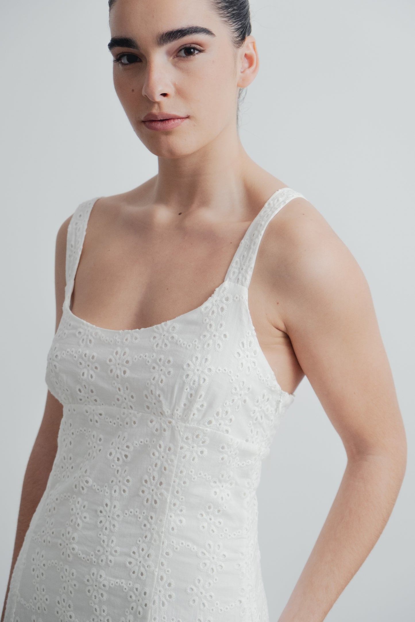 VESTIDO MIDI PERFORADO
